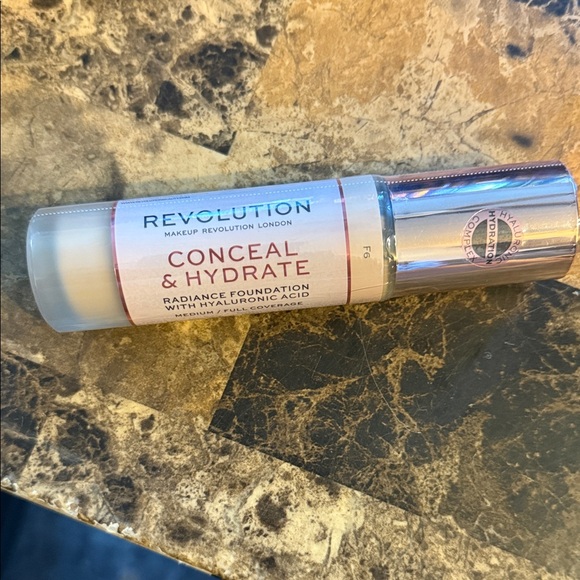 Revolution Conceal & Hydrate Radiance Foundation - Cream F6 - Picture 1 of 5